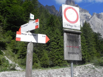Segnaletiche in Val Pradidali (48684 bytes)